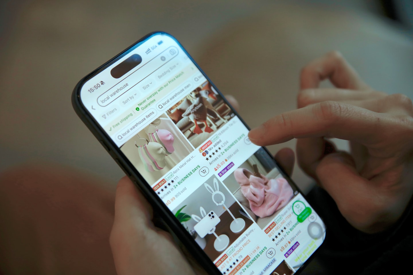 Mani che toccano un'app di shopping online su uno smartphone.